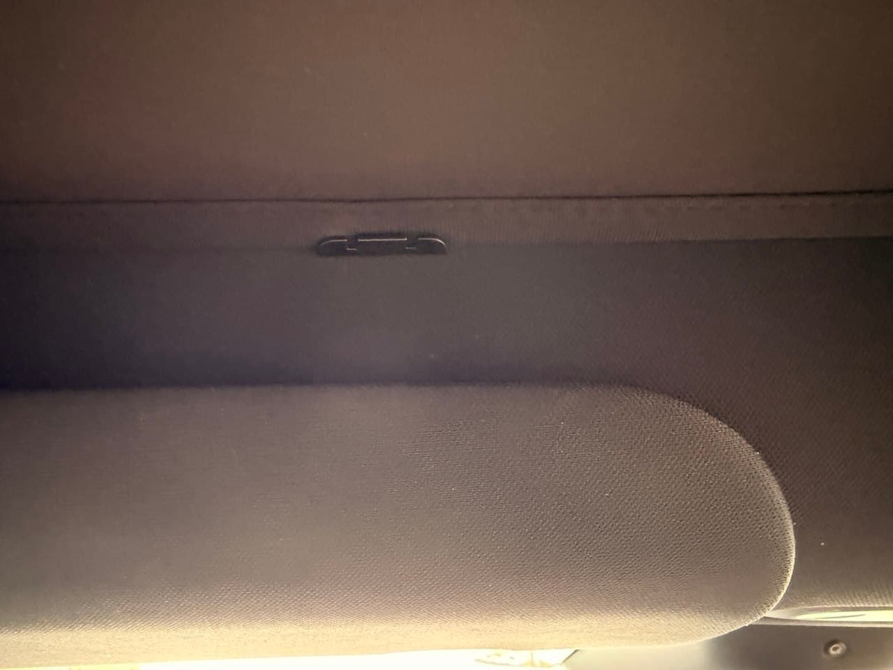 Center connecting clip between front and rear sunshade panels