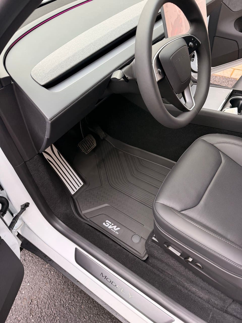 3W Auto-life driver-side panoramic floor mat view in Tesla Model Y Juniper