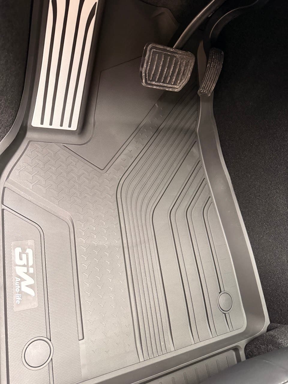 3W left pedal and dead pedal area fitment detail