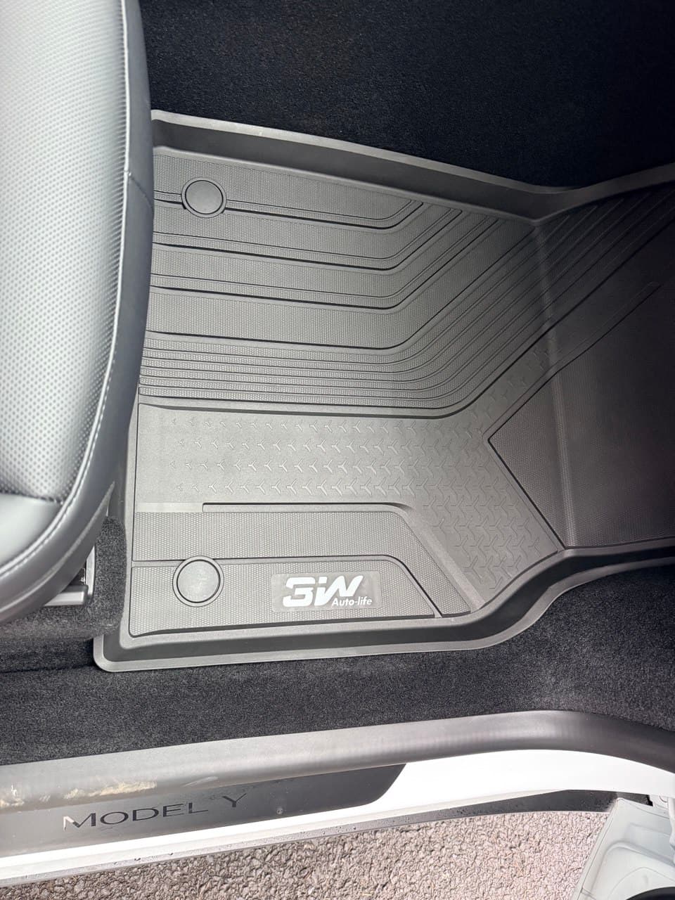 3W passenger-side floor mat fitment detail