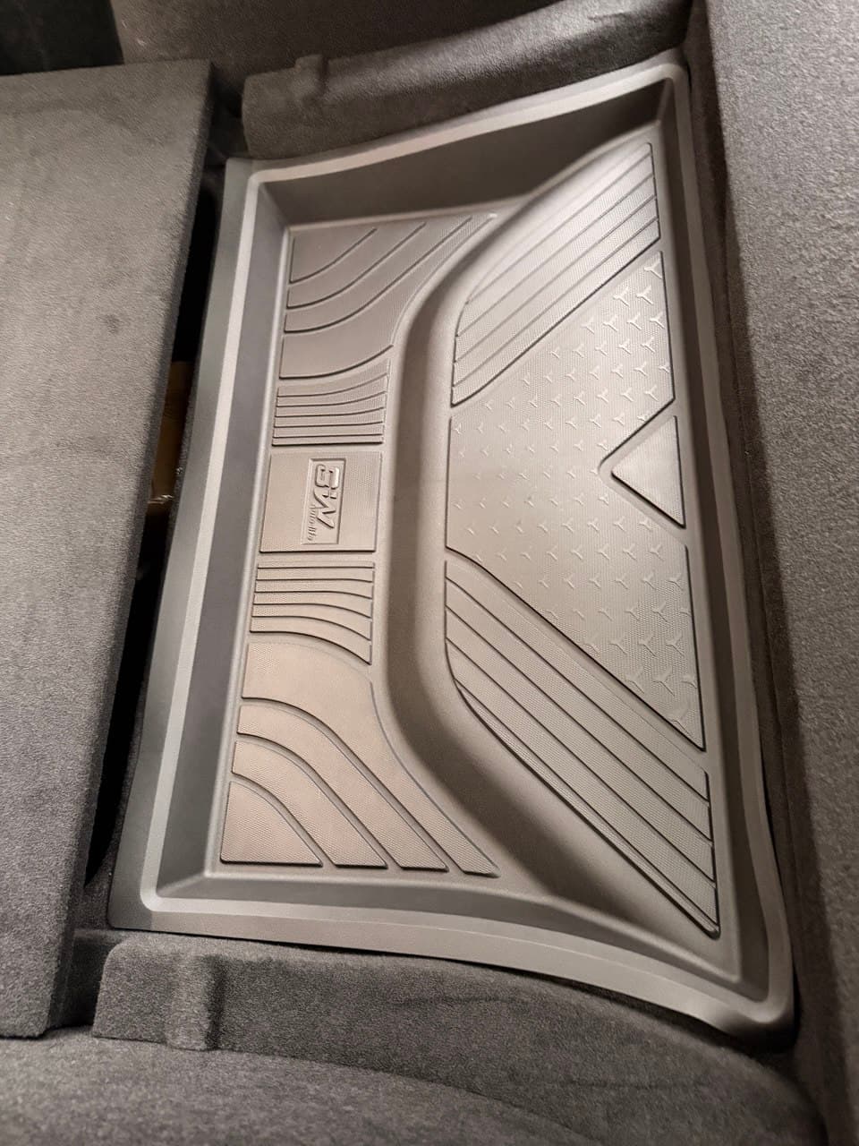 3W cargo liner detail showing sidewall and spill containment