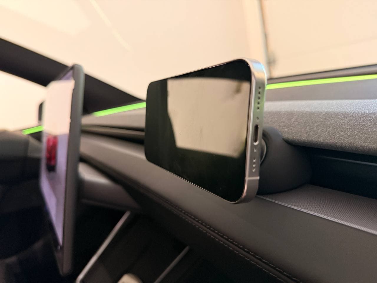 YONZEE phone mount in landscape mode on passenger side for parked video use