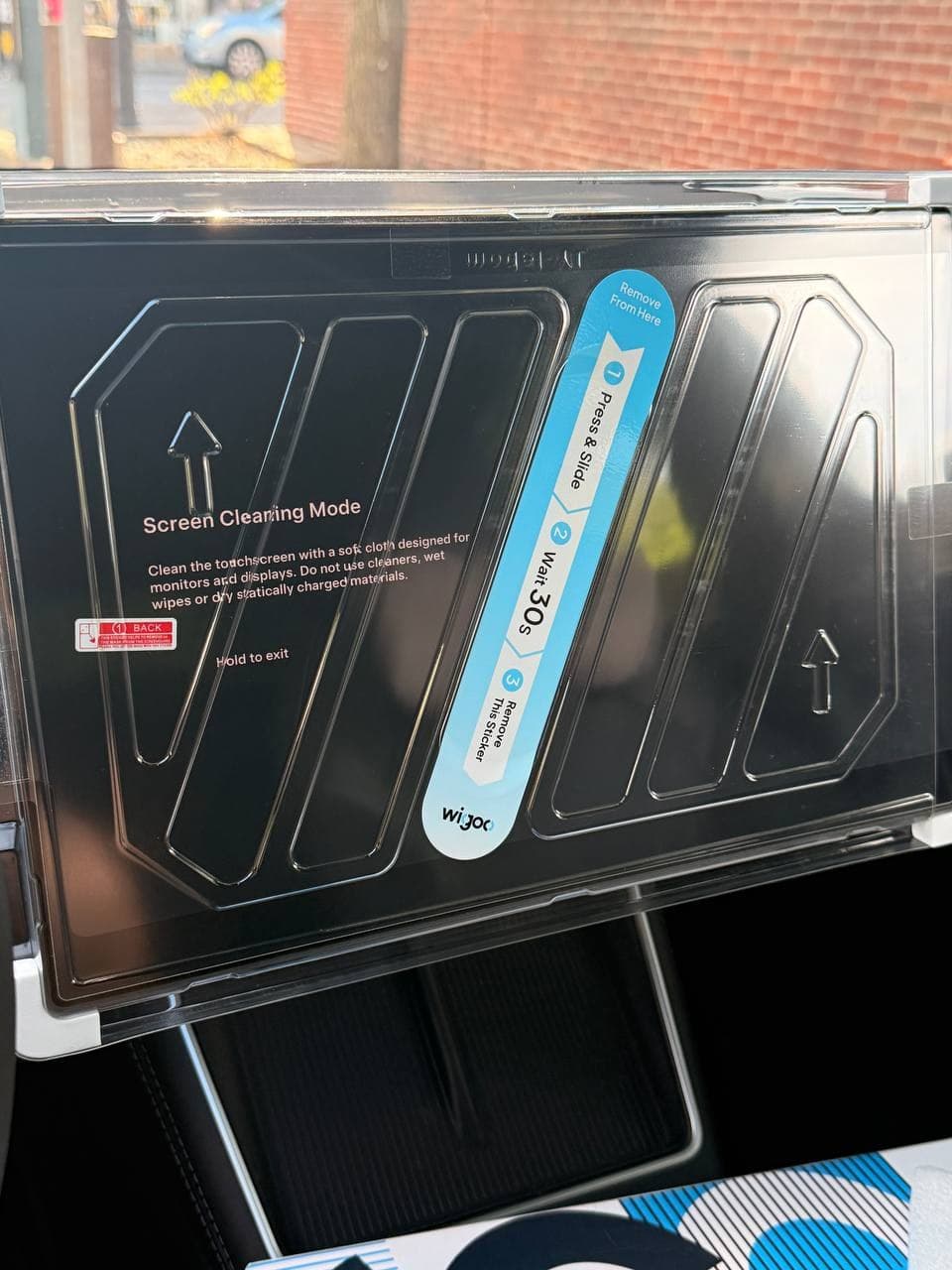 Wigoo self-align tray installed on the Tesla Model Y Juniper front screen