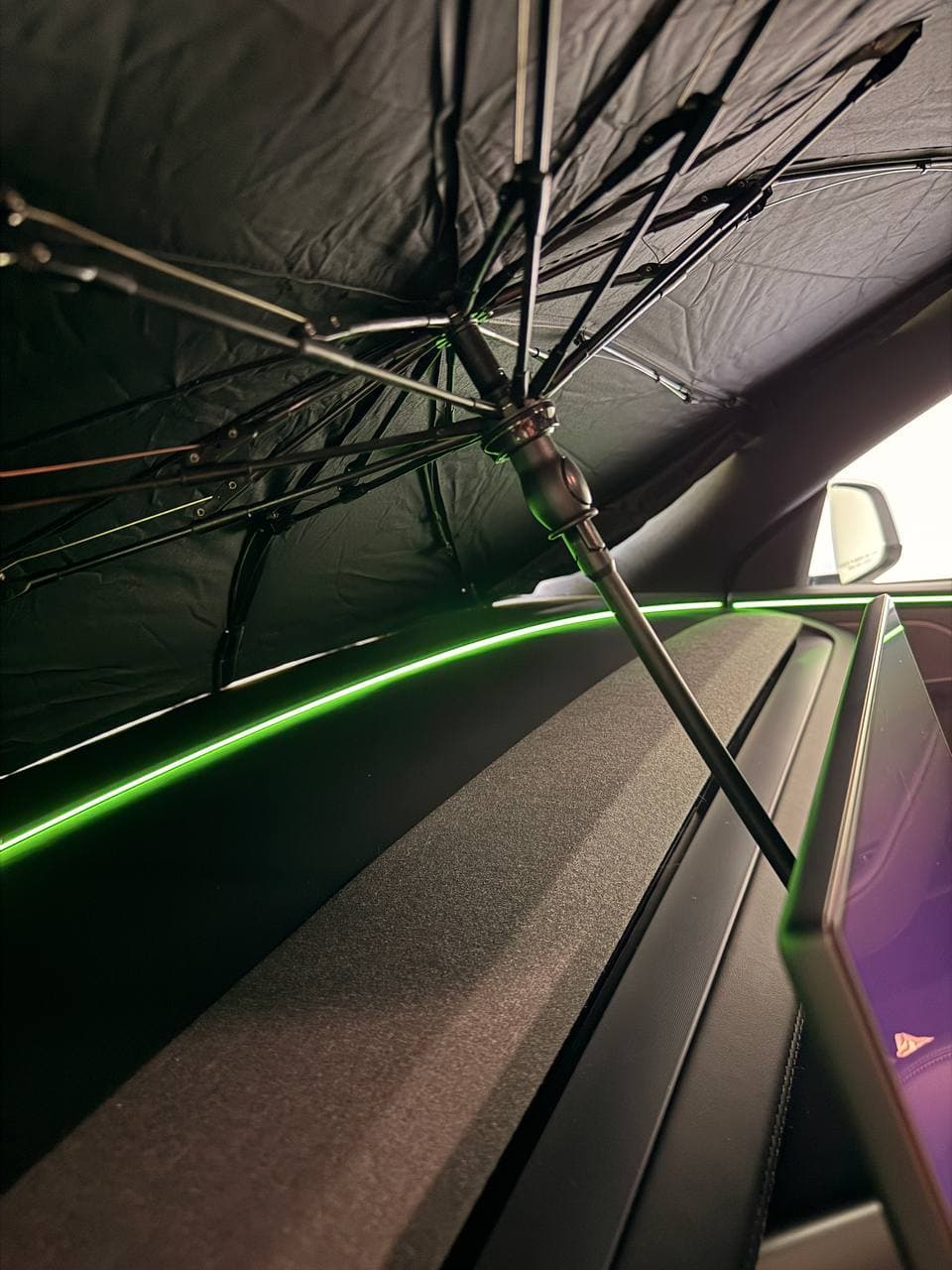 DooGooCoo sunshade support rod resting behind Tesla center screen area
