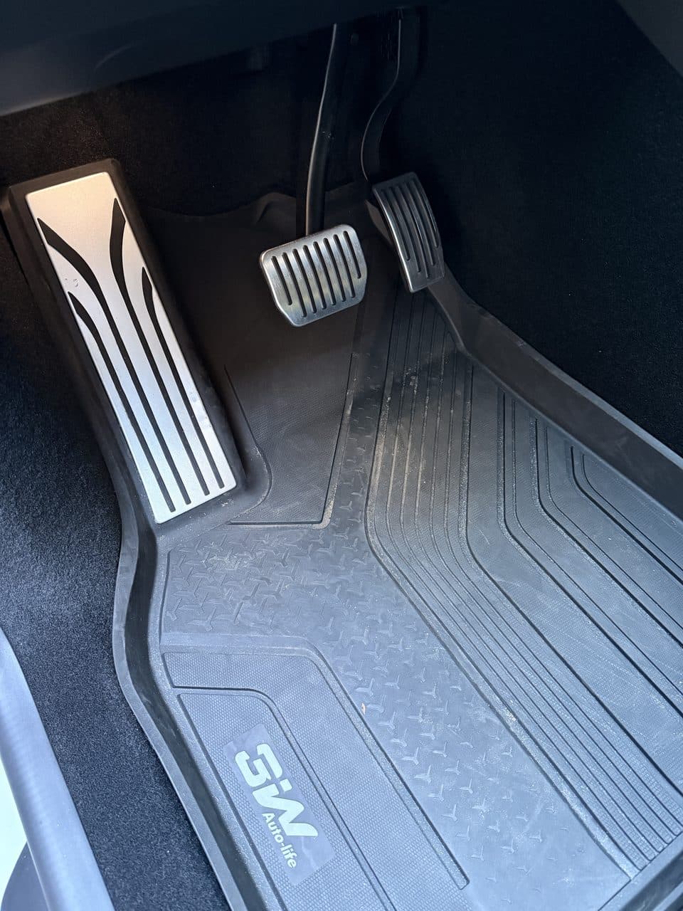 Tesla Model Y Juniper driver footwell with TOPFIT aluminum brake and accelerator covers installed
