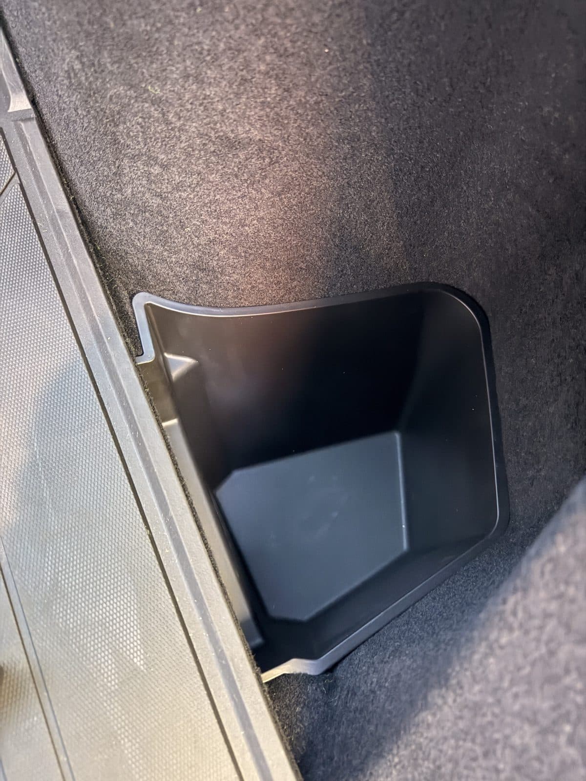 Yisuke bin installed in the right rear side well of a Tesla Model Y Juniper trunk