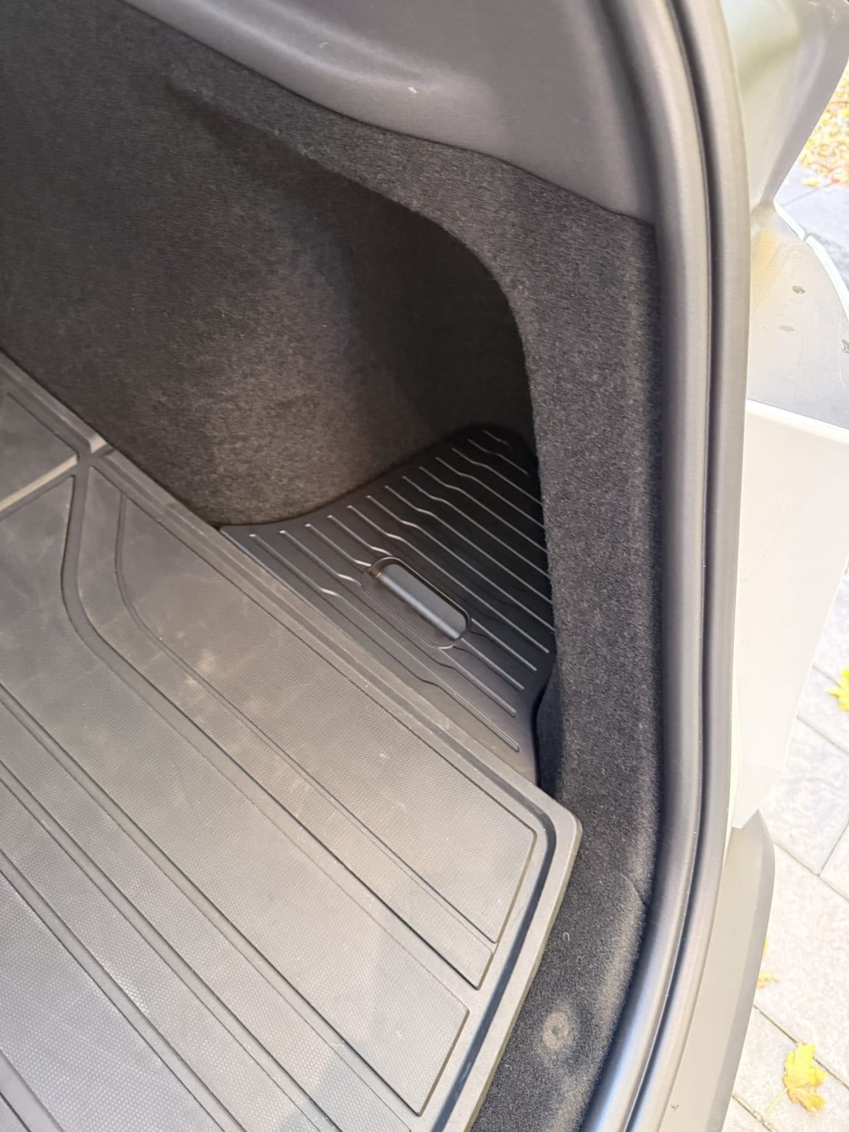 Yisuke TPE lid closed over the right trunk side well in a Model Y Juniper